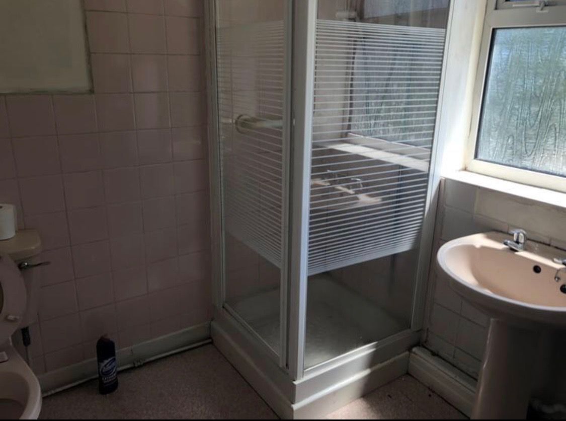 Ivanhoe Before - Bathroom